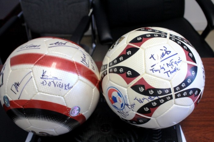 Trái bóng đặc biệt có chữ ký của nhiều người nổi tiếng này sẽ được tặng cho bạn đọc may mắn đoán trúng kết quả vòng bán kết EURO 2012. (Bấm để xem thêm cách thức dự đoán)